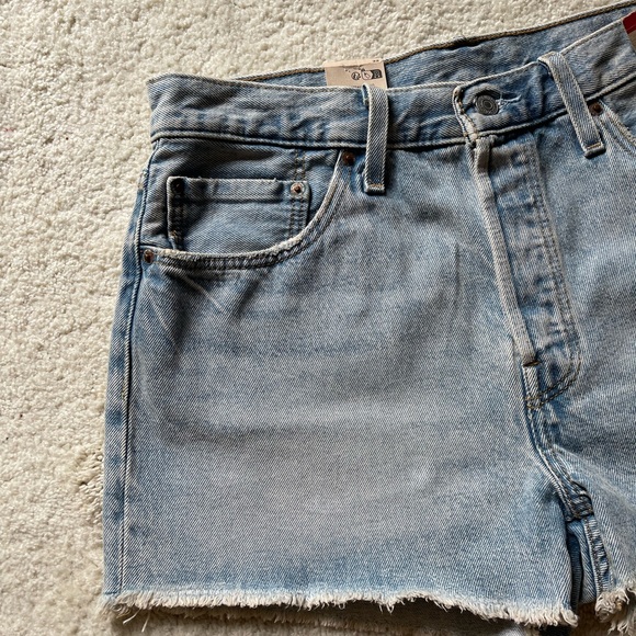 NWT Levi’s 501 Women's Light Blue Jean Shorts Size 32 - Picture 3 of 12